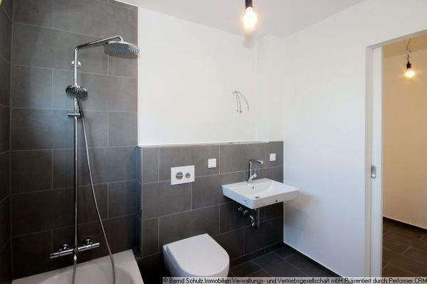 14 WC und Waschbecken