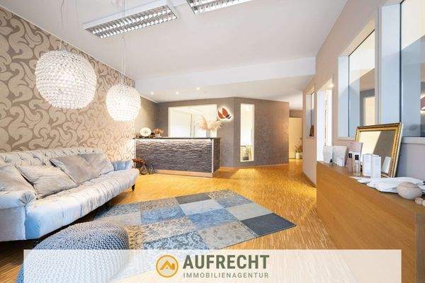 geräumiges innenliegendes Zimmer mit Oberlicht