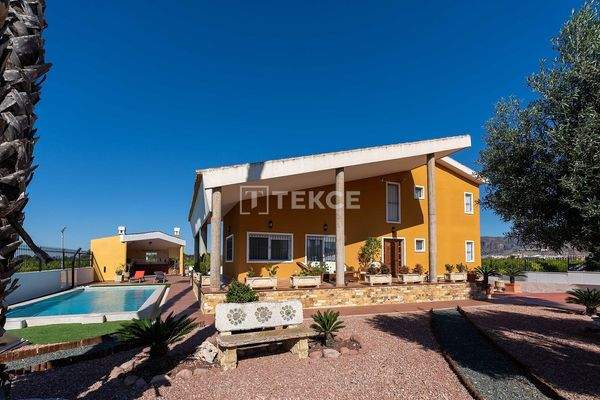 Mediterranean Style Detached Villa on a Large Plot in Orihuela
