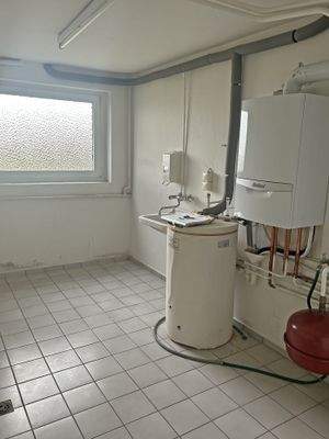 Heizraum mit moderner Gasheizung