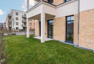 zwei Terrassen mit Gatenzugang