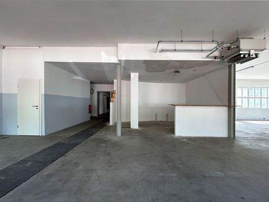Halle 1 (links): Mittelteil mit 55 m² mit Lagerraum und Verkaufstresen