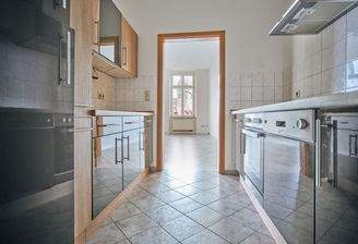 Einbauküche mit Blick ins Wohnzimmer