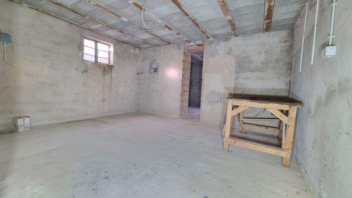 Kellerraum 2 mit Durchgang zum Kellerraum 3.