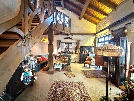 Helles Wohnzimmer mit Zugang zur Terrasse