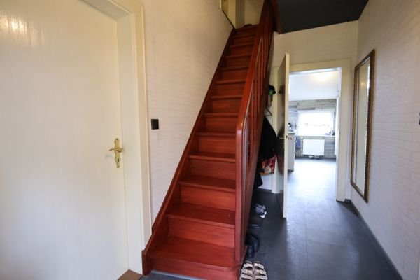 Flur und Treppe 