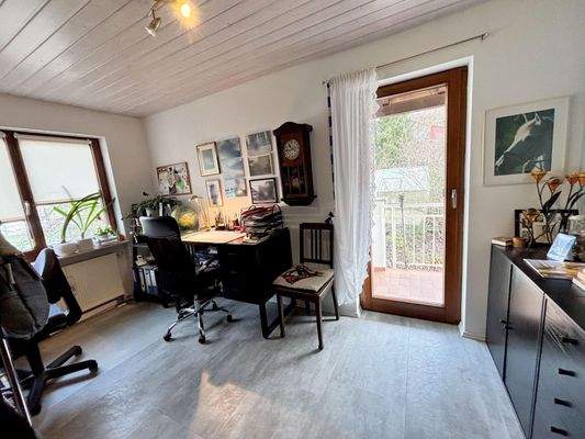 großes Kinderzimmer mit Zugang zum Balkon