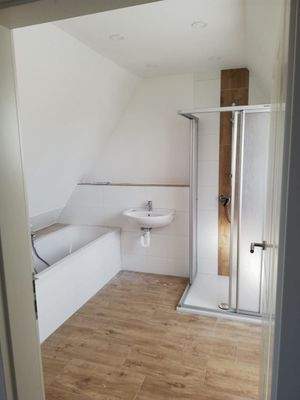 Tageslichtbad mit Wanne und Dusch