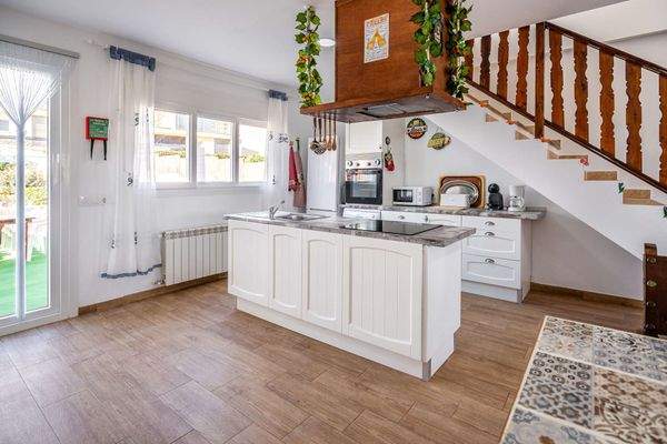 Voll ausgestattete Küche 