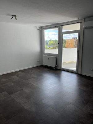 Wohnzimmer mit Blick zum Balkon