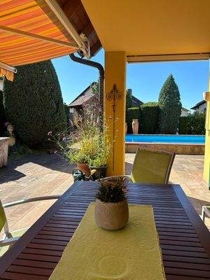 Terrasse mit Poolblick