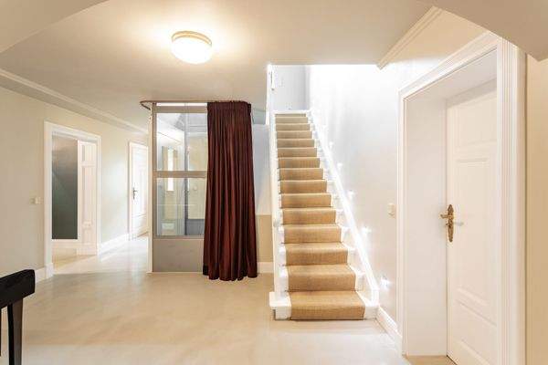 Entréebereich mit privatem Fahrstuhl