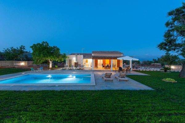 Außenansicht mit Pool bei Nacht