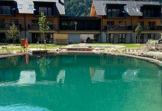 Blick vom Teich auf die Wohnung