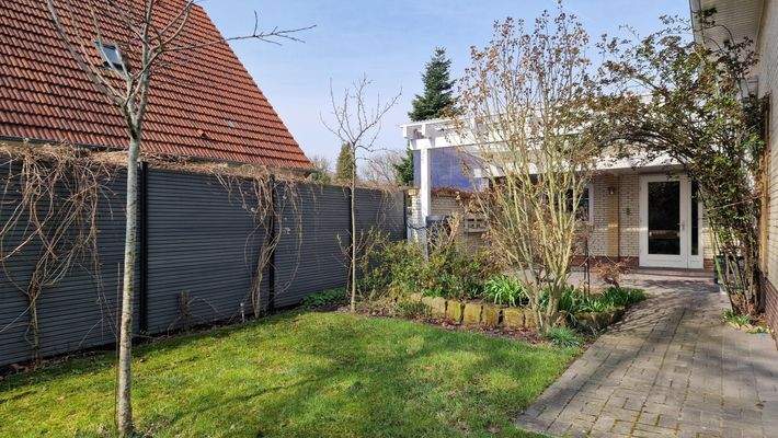 Der seitliche Garten