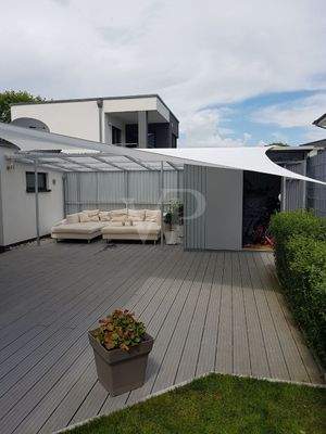 Weitere Terrasse mit Gartenhaus