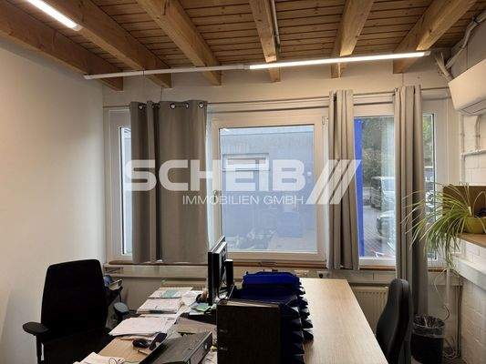 mit guter Beleuchtung in den Büros