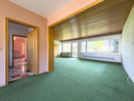 Blick in Wohnbereich und Küche