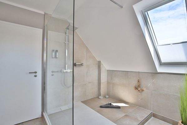 Masterbad OG mit großzügigem Duschbereich