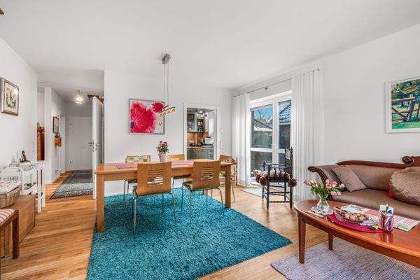 Großzügiger Wohn- und Essbereich mit Zugang zur Außenterrasse