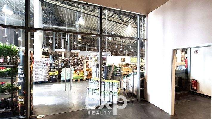 Haupteingang Fensterfront