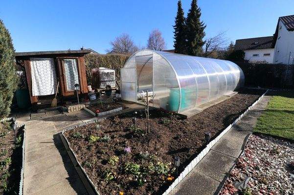 Garten mit Gewächshaus 