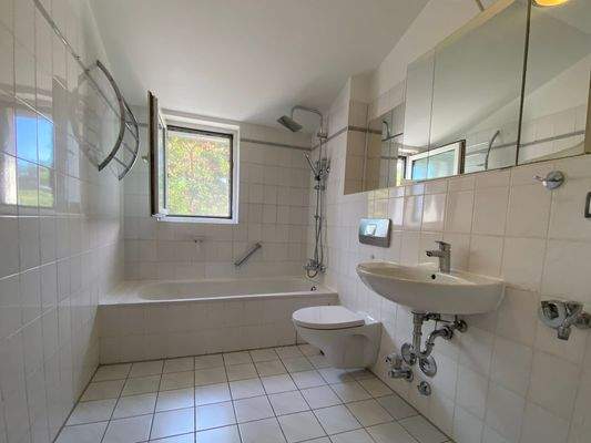 Bad mit Wanne und Fenster