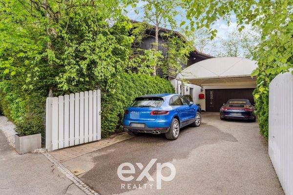 Einfahrt mit Doppelgarage