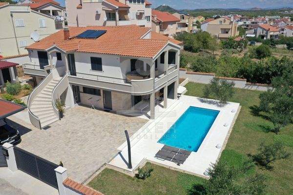 Attraktive Villa mit Meerblick in ruhiger Lage 