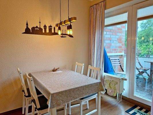 Essbereich mit Zugang zum Balkon