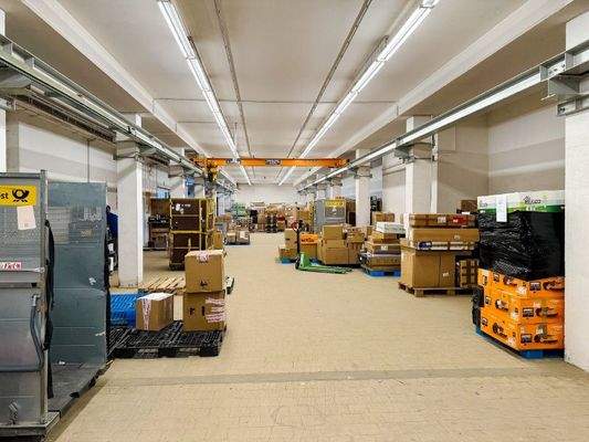 In einer Gewerbehalle (2)