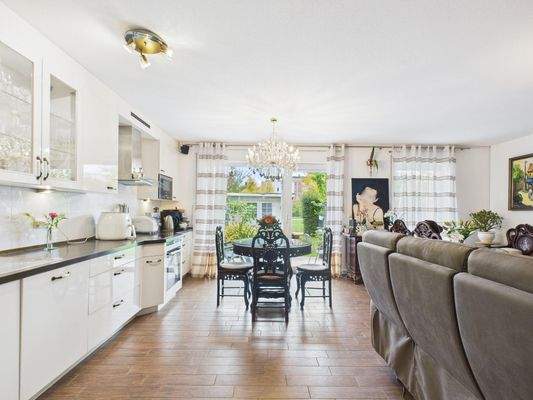 Offener Küchen/Wohn/Essbereich mit Blick in den Garten