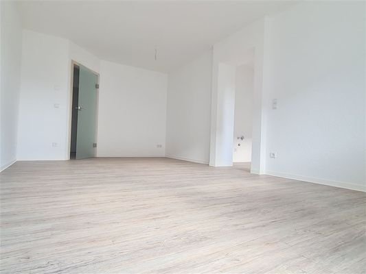 Wohnzimmer mit Zugang zur Küche
