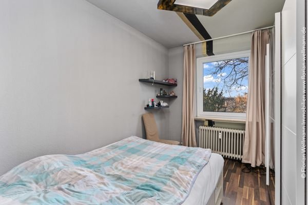 Wohn- und Schlafzimmer Nr. 1 (9,29m²) mit Fenster nach Norden.