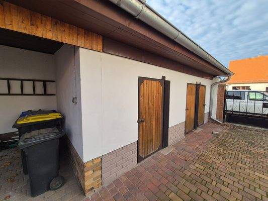 Nebengelass mit Schuppen