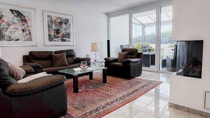 Wohnzimmer mit Kamin im EG