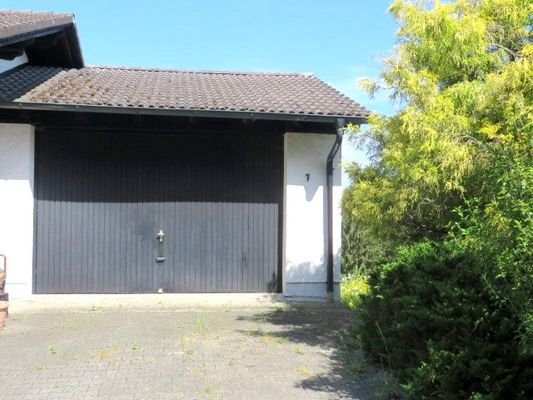 Garage mit Stellplätze