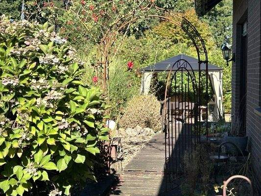 Blick in den Garten und Pavillon
