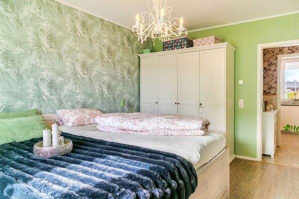 ...gegenüber dem Bad