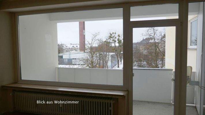 Wohnzimmer, Blick auf den Balkon