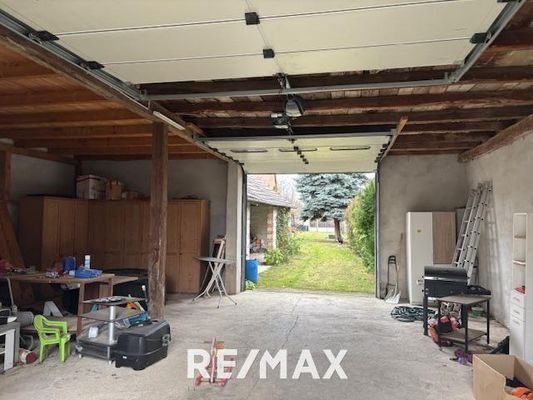 Riesige, hohe Garage