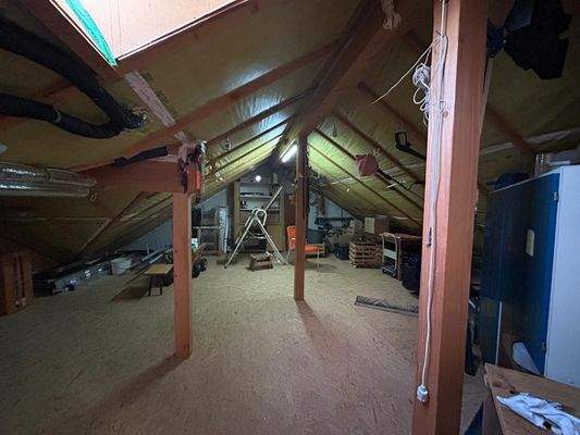 Dachboden mit Zugang zur Doppelgarage