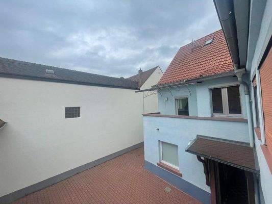 Innenhof u. überdachter Balkon