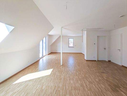 heller Wohnraum mit Balkonzugang