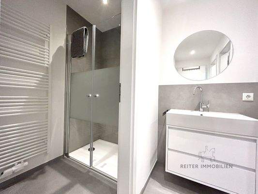 EG links Badezimmer mit zwei Duschen