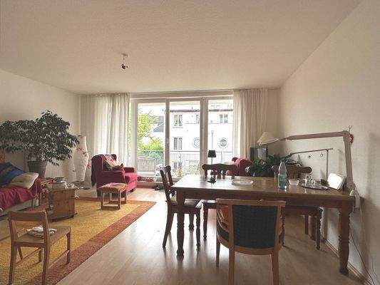 geräumiges Wohn- und Esszimmer mit Südwestbalkon