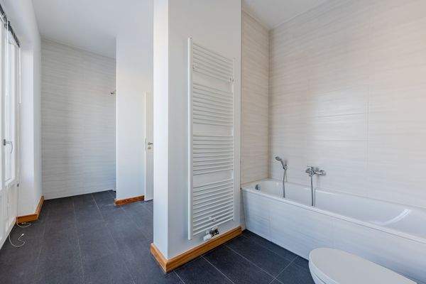 Großzügiges Badezimmer im Obergeschoss