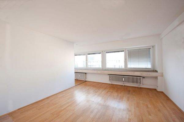 Leerer Büroraum mit Fenster