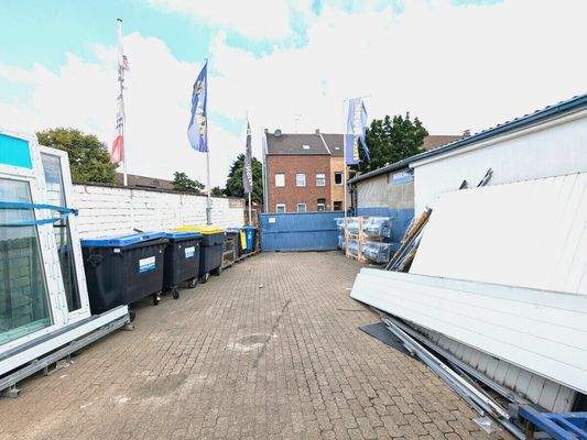 2. Zufahrt und Freifläche