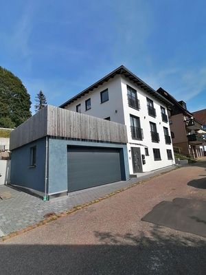 Hausansicht mit Garage